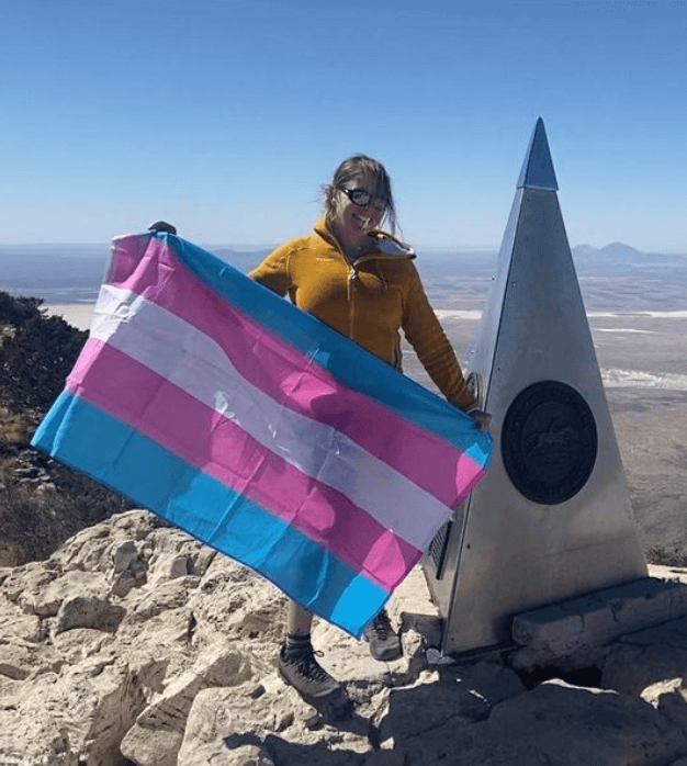 Issata bandiera trans sulla vetta più alta del Texas. Jamie Lee Curtis (e un giudice) contro il governatore - Erin Parisi - Gay.it