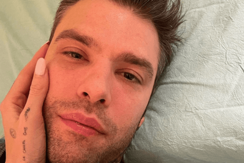 Fedez torna a casa: "L’amore è la medicina più potente. Si torna a vivere" - Fedez - Gay.it