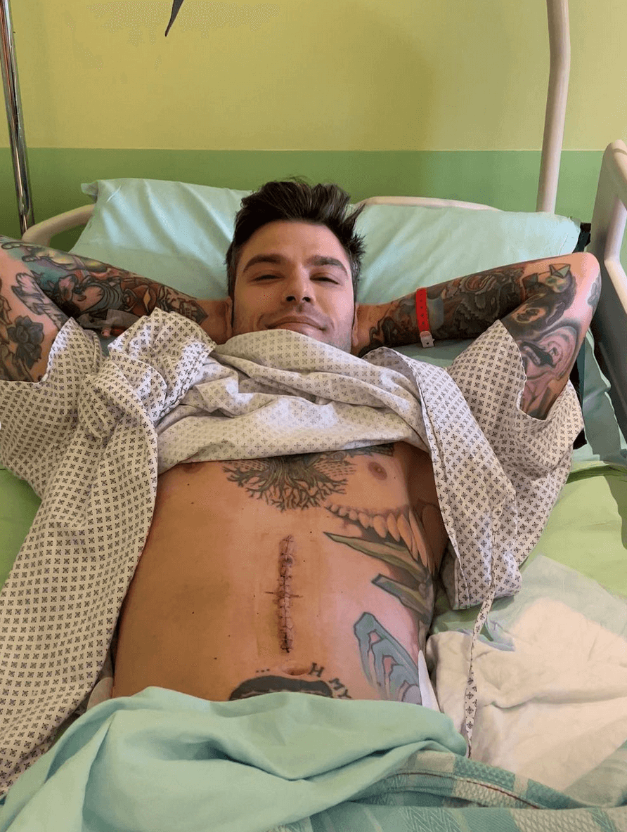 Fedez operato per un tumore al pancreas: "Dopo 6 ore di intervento sto bene e non vedo l'ora di tornare a casa" - Fedez operato per un tumore al pancreas 2 - Gay.it