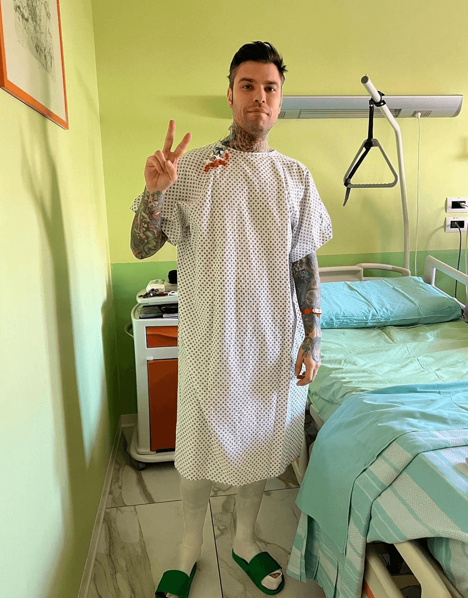 Fedez operato per un tumore al pancreas: "Dopo 6 ore di intervento sto bene e non vedo l'ora di tornare a casa" - Fedez operato per un tumore al pancreas 3 - Gay.it