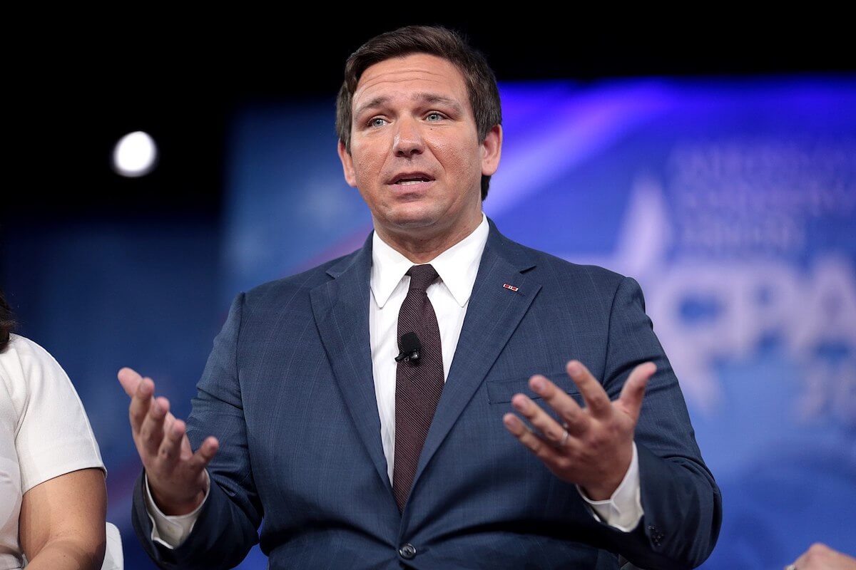 La transfobia istituzionale dilaga negli USA: tutte le leggi presentate Stato per Stato - Florida governatore Ron DeSantis - Gay.it