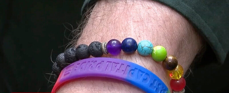 Insegnante gay licenziato per un bracciale LGBTQIA+