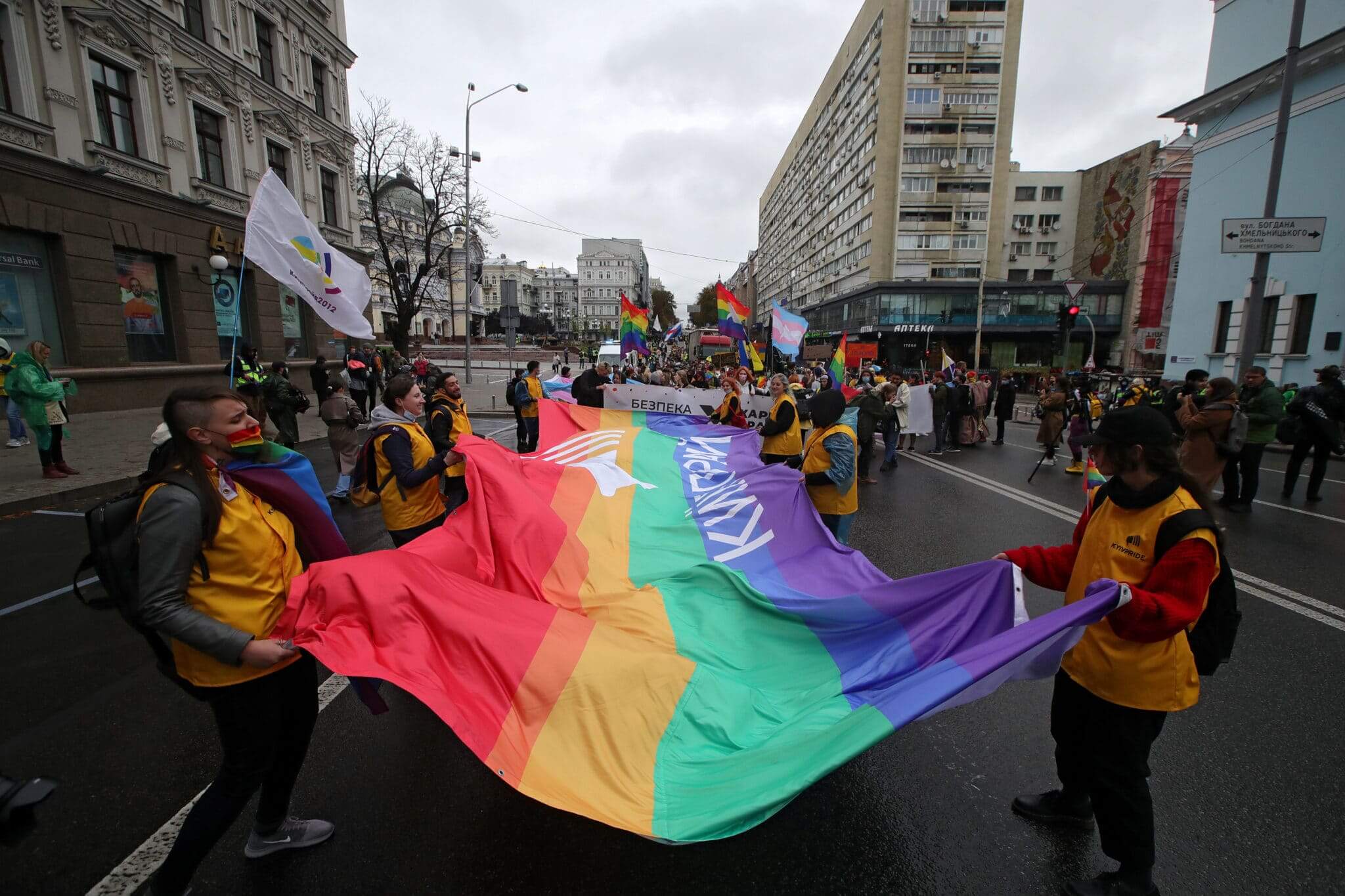 Ucraina: soldati russi catturati da attivisti LGBTQIA+ - GettyImages 1235379656 1 scaled 1 - Gay.it