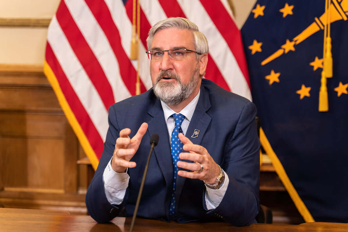La transfobia istituzionale dilaga negli USA: tutte le leggi presentate Stato per Stato - Indiana governatore Eric Holcomb - Gay.it