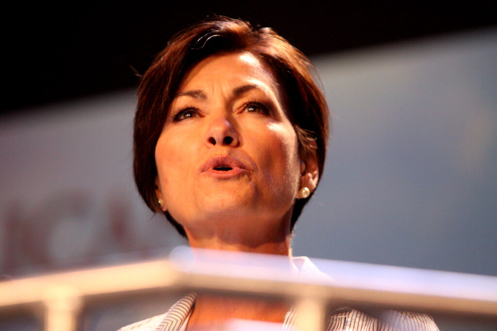 La transfobia istituzionale dilaga negli USA: tutte le leggi presentate Stato per Stato - Iowa governatrice Kim Reynolds - Gay.it
