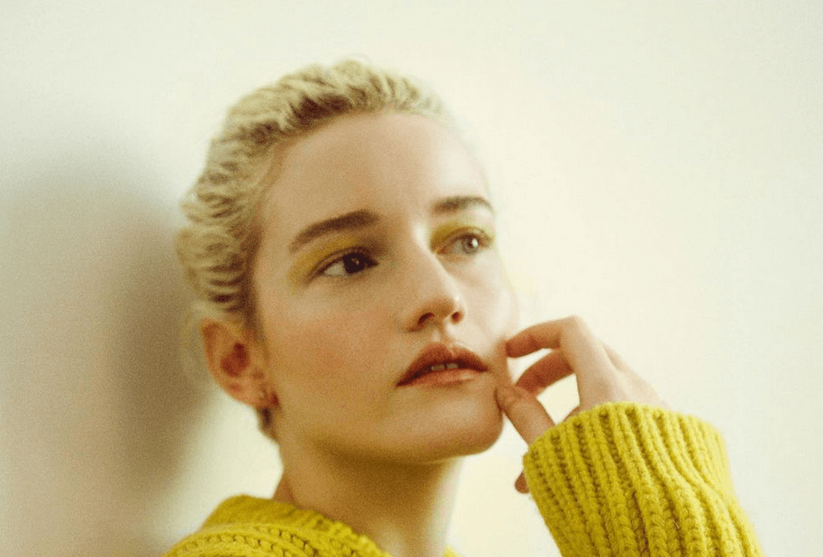 Madonna, il biopic con Julia Garner cancellato dopo l'annuncio del tour mondiale - Julia Garner - Gay.it