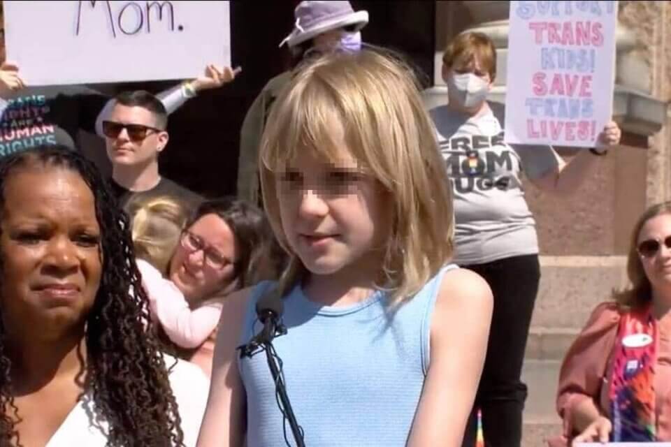 Kai Shappley, 11enne T chiede al governatore del Texas di “smetterla” di attaccare i bambini trans. “Per favore”