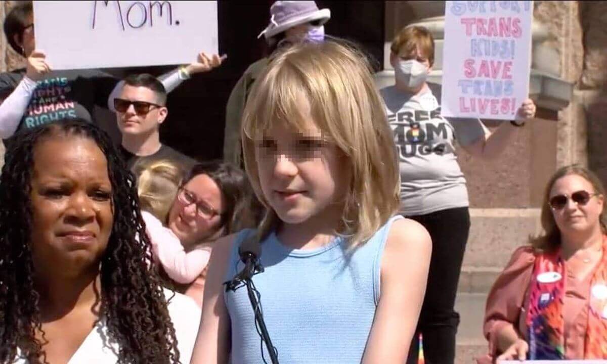 Kai Shappley, 11enne T chiede al governatore del Texas di “smetterla” di attaccare i bambini trans. “Per favore”