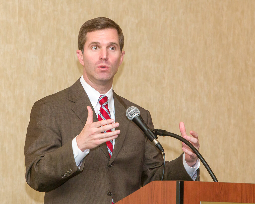 La transfobia istituzionale dilaga negli USA: tutte le leggi presentate Stato per Stato - Kentucky governatore Andy Beshear - Gay.it