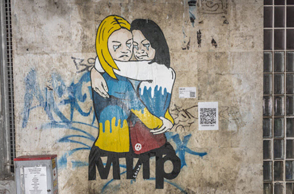 8 marzo, la dedica della street artist Laika alle donne ucraine e russe - Laika 8 marzo - Gay.it