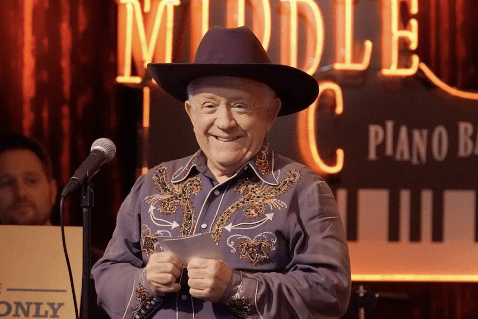 Leslie Jordan di Will and Grace rivela cosa gli detto sua madre quando ha fatto coming out all’età di 12 anni – VIDEO