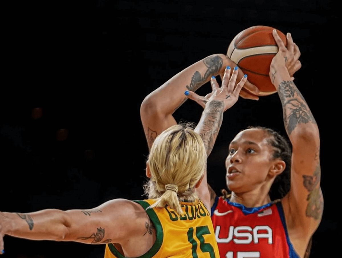 Brittney Griner, la cestita USA dichiaratamente lesbica arrestata in Russia. L’appello della moglie