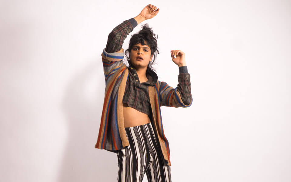 Bilal Baig, star di Sort Of, è qui per cambiare la narrazione sulla comunità trans*: «La transizione sta avvenendo intorno a noi»