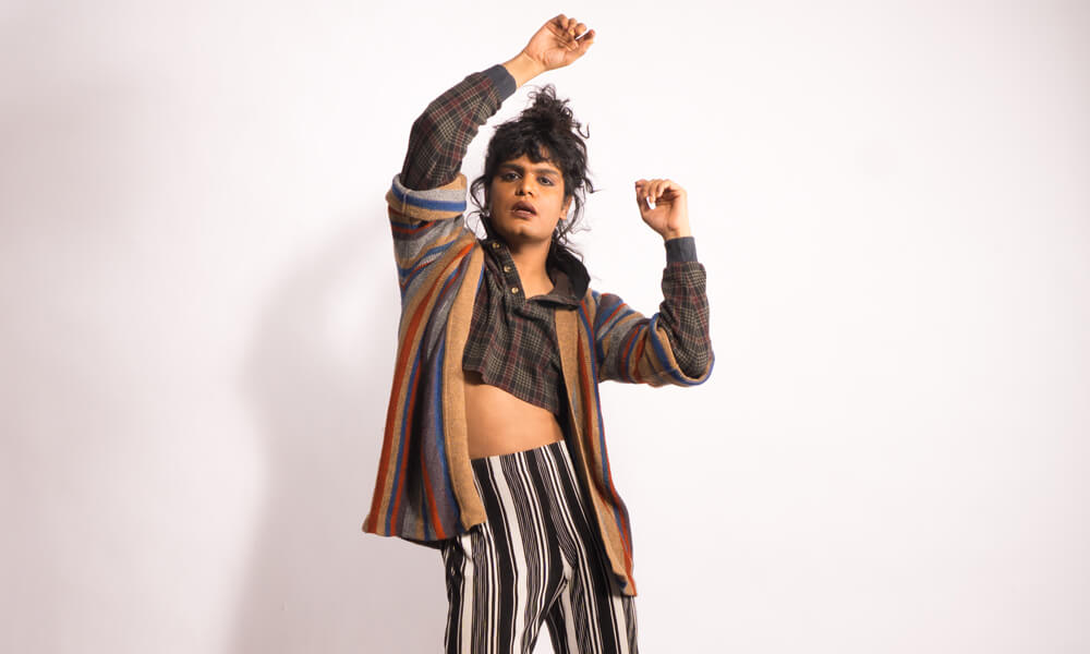 Bilal Baig, star di Sort Of, è qui per cambiare la narrazione sulla comunità trans*: «La transizione sta avvenendo intorno a noi»