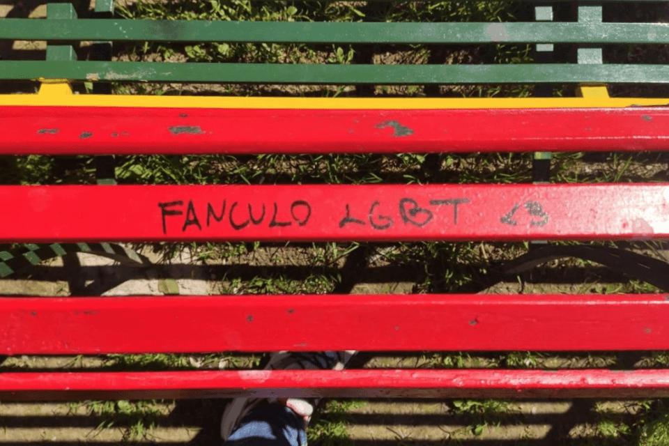 A Chieti terzo atto vandalico alla panchina arcobaleno