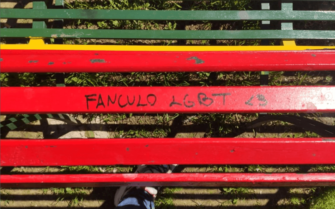 A Chieti terzo atto vandalico alla panchina arcobaleno