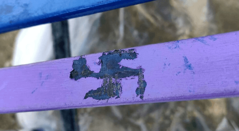 chieti panchina arcobaleno piazzale carafa svastica