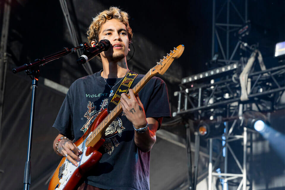 Dominic Fike durante un concerto nel 2021