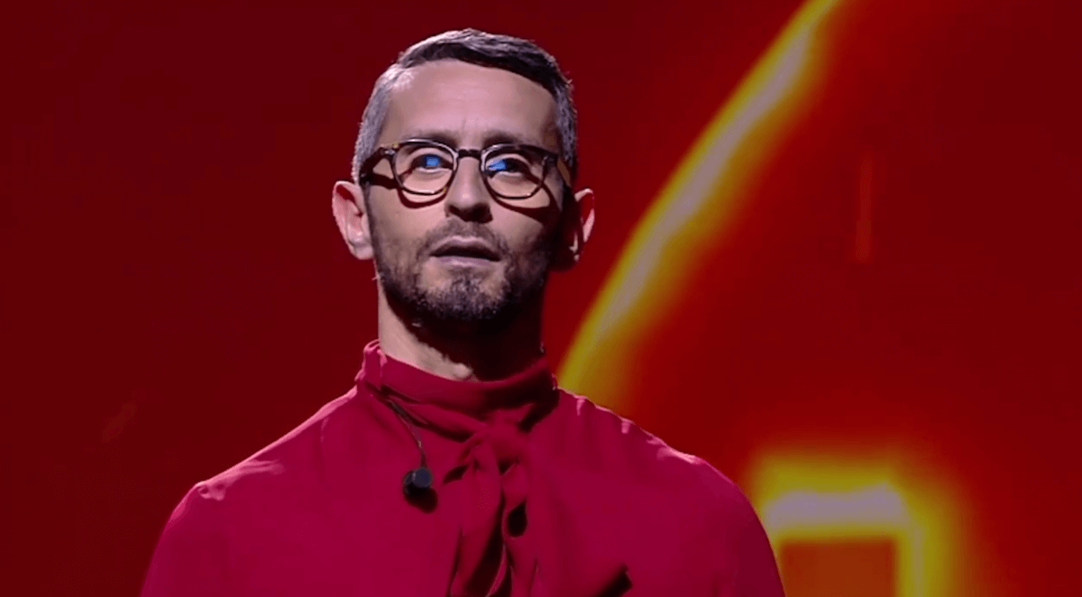 Simone Marchetti e il monologo sulla moda alle Iene: “Chi decide se una camicia è da uomo o da donna?” – VIDEO