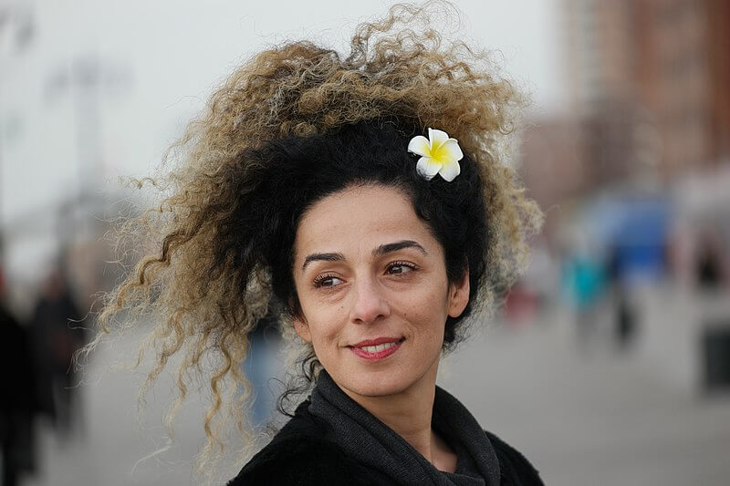 Masih Alinejad, l’attivista e giornalista che lotta contro il regime per la libertà delle donne iraniane