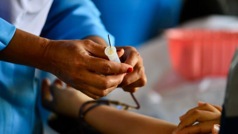 Francia: le persone gay potranno donare il sangue senza discriminazioni