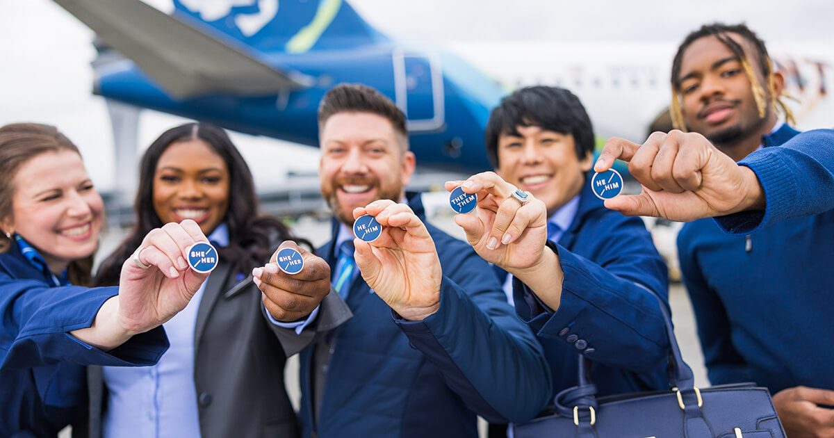 Alaska Airlines, la compagnia area lancia uniformi gender neutral