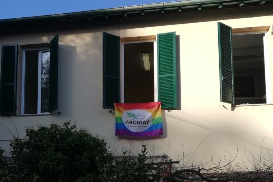 Sanremo, chiede ad Arcigay di rimuovere la bandiera arcobaleno perché “visibile ai bambini”