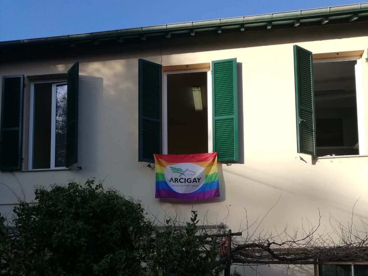Sanremo, chiede ad Arcigay di rimuovere la bandiera arcobaleno perché “visibile ai bambini”