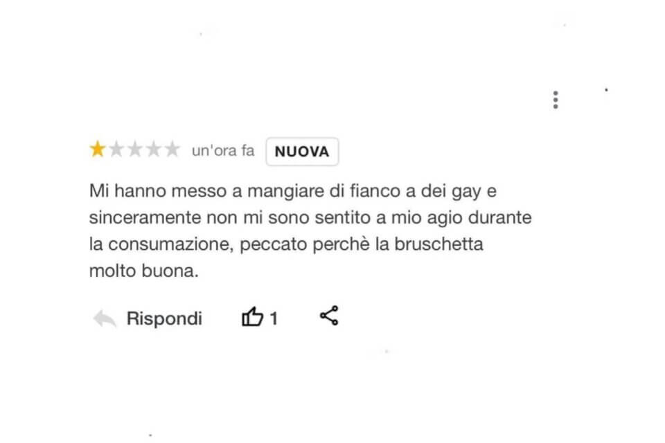 “Mi hanno messo a mangiare accanto ai gay”. Il cliente omofobo si lamenta, la replica del proprietario è perfetta