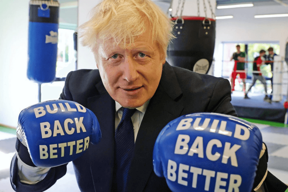 Psichiatri e medici UK contro Boris Johnson: “Vietare le terapie di conversione anche per le persone trans”