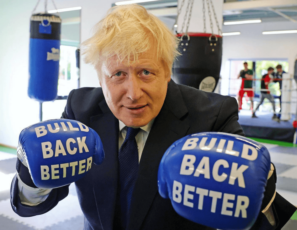 Psichiatri e medici UK contro Boris Johnson: “Vietare le terapie di conversione anche per le persone trans”