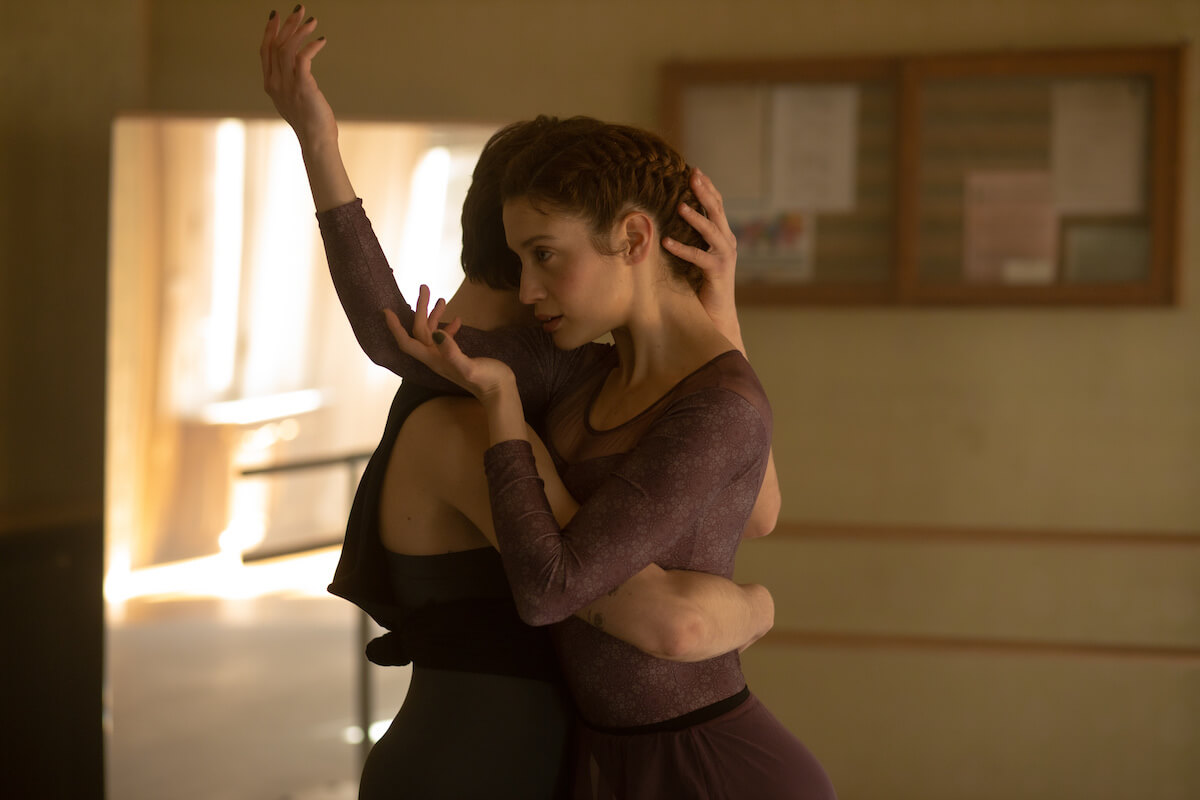 Danzando sul Cristallo, il trailer del thriller Netflix con due ballerine in una una relazione sempre più ossessiva - Danzando sul Cristallo 2 - Gay.it