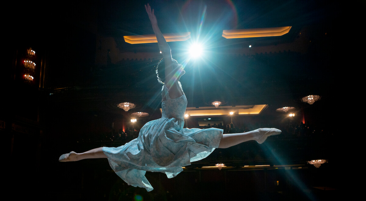 Danzando sul Cristallo, il trailer del thriller Netflix con due ballerine in una una relazione sempre più ossessiva - Danzando sul Cristallo 4 - Gay.it