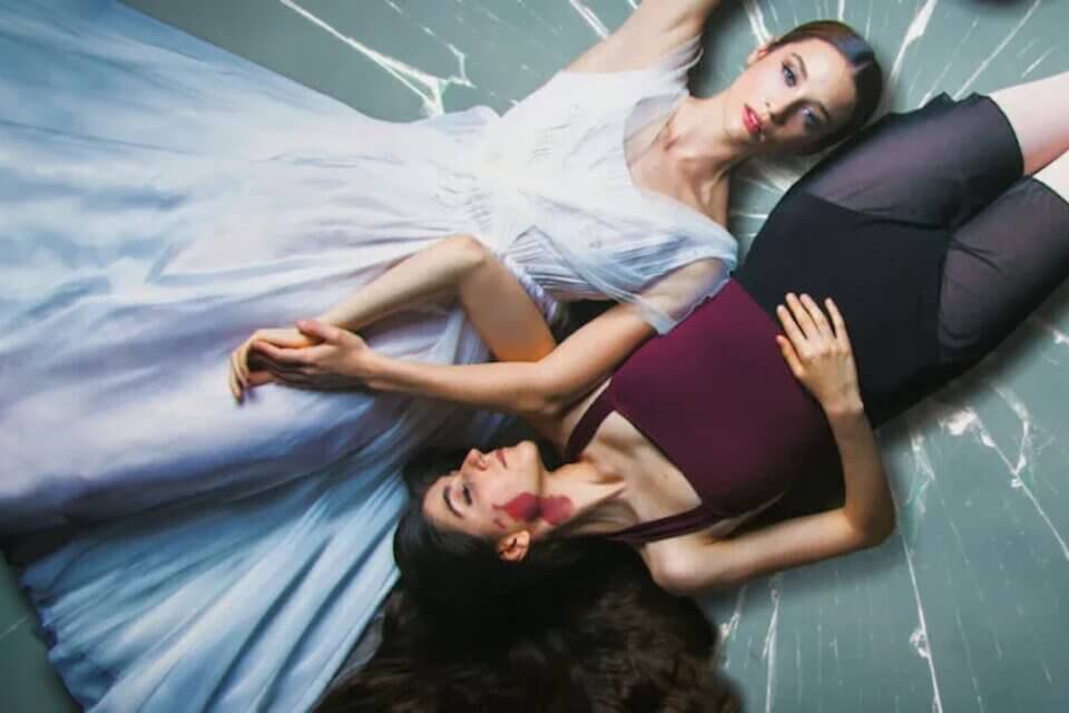 Danzando sul Cristallo, il trailer del thriller Netflix con due ballerine in una una relazione sempre più ossessiva