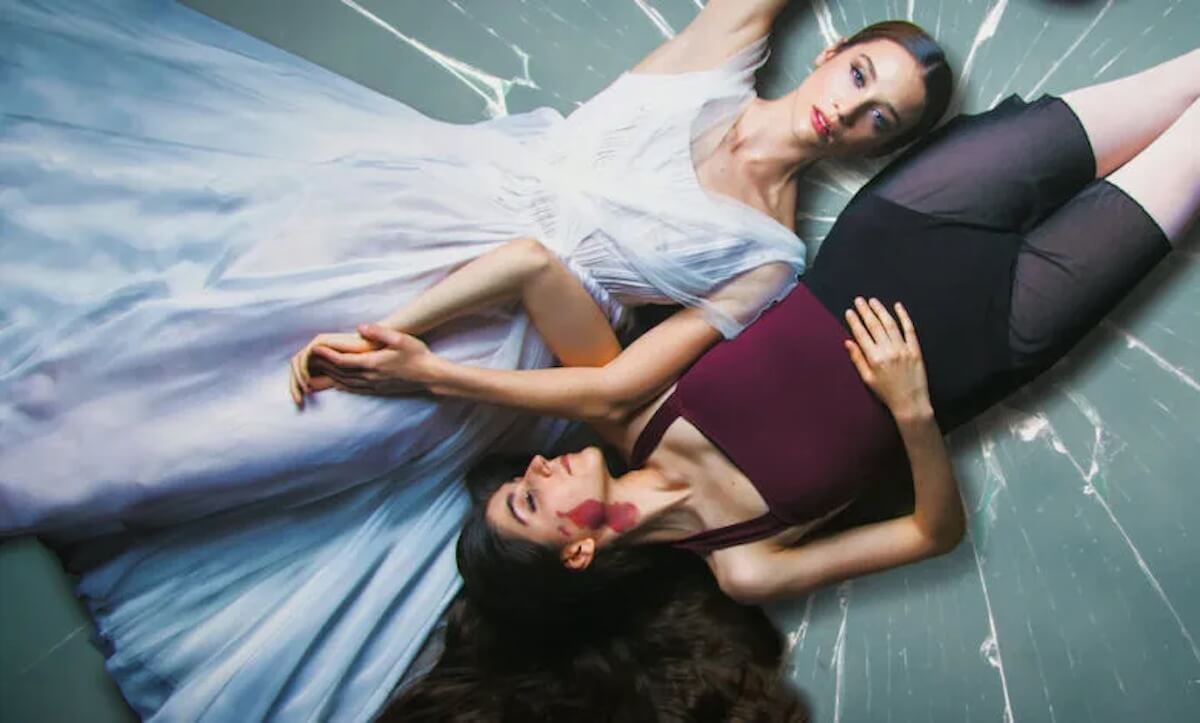 Danzando sul Cristallo, il trailer del thriller Netflix con due ballerine in una una relazione sempre più ossessiva