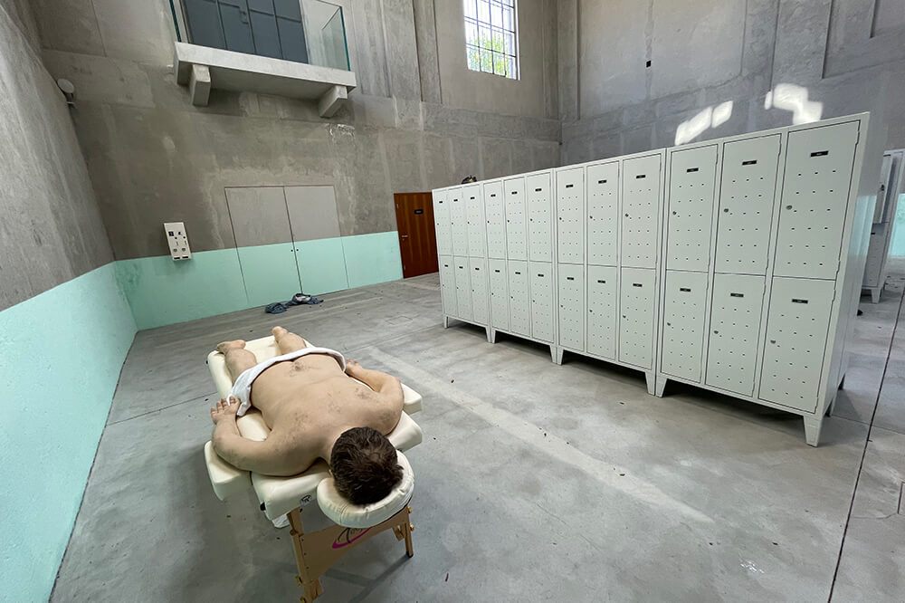 Elmgreen & Dragset - Fondazione Prada - Useless bodies?