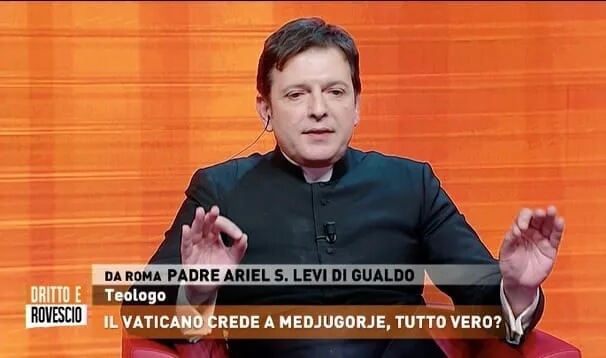 Il prete omofobo che insulta il giornalista ma sfugge al processo