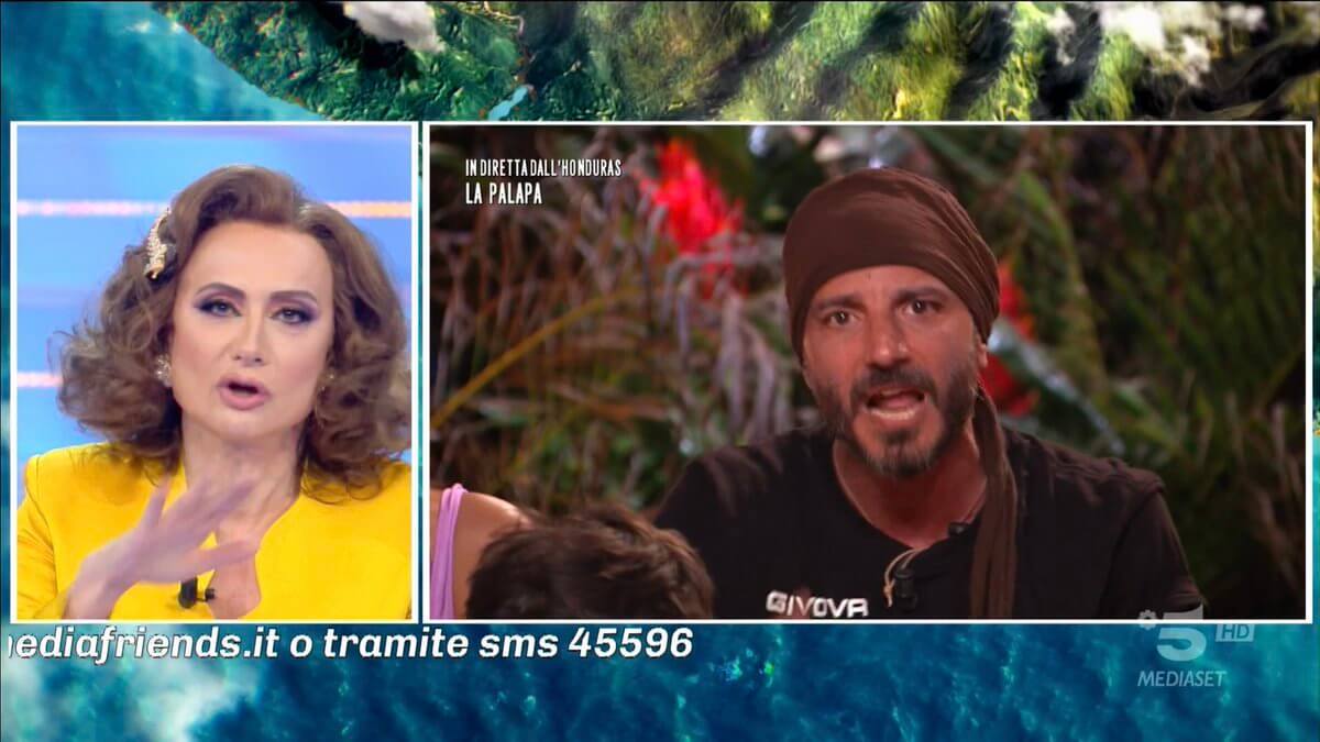Isola, Nicolas Vaporidis a Luxuria: “Caro Vladimir”, ed è scontro al termine del Transgender Day of Visibility – VIDEO