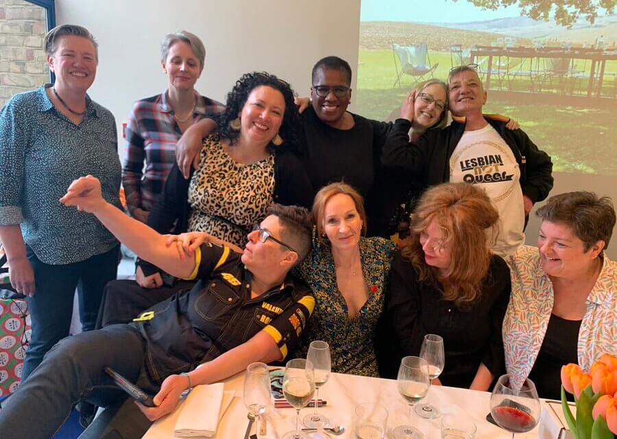 J.K. Rowling, pranzo con attiviste transfobiche mentre migliaia di persone marciano per l'uguaglianza trans - J.K. Rowling - Gay.it