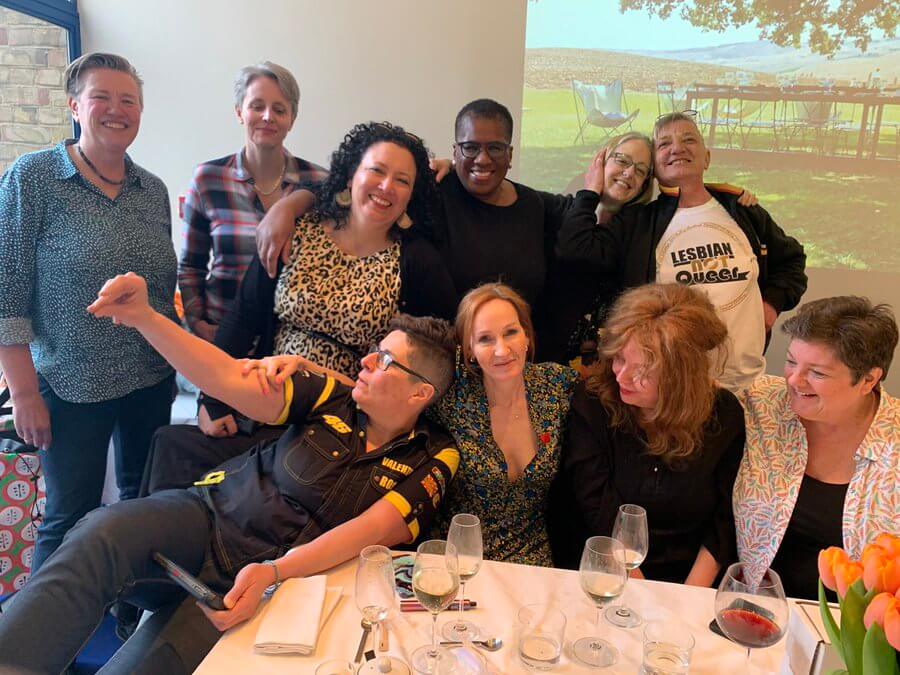 J.K. Rowling, pranzo con attiviste transfobiche mentre migliaia di persone marciano per l’uguaglianza trans