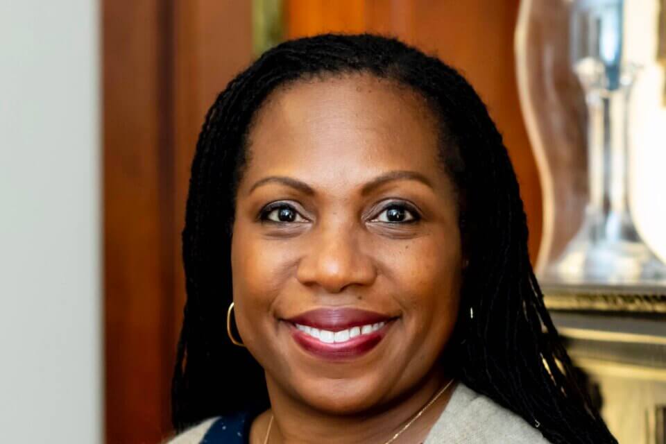 Ketanji Brown Jackson ce l'ha fatta. È la prima donna nera alla Corte Suprema USA - Ketanji Brown Jackson - Gay.it
