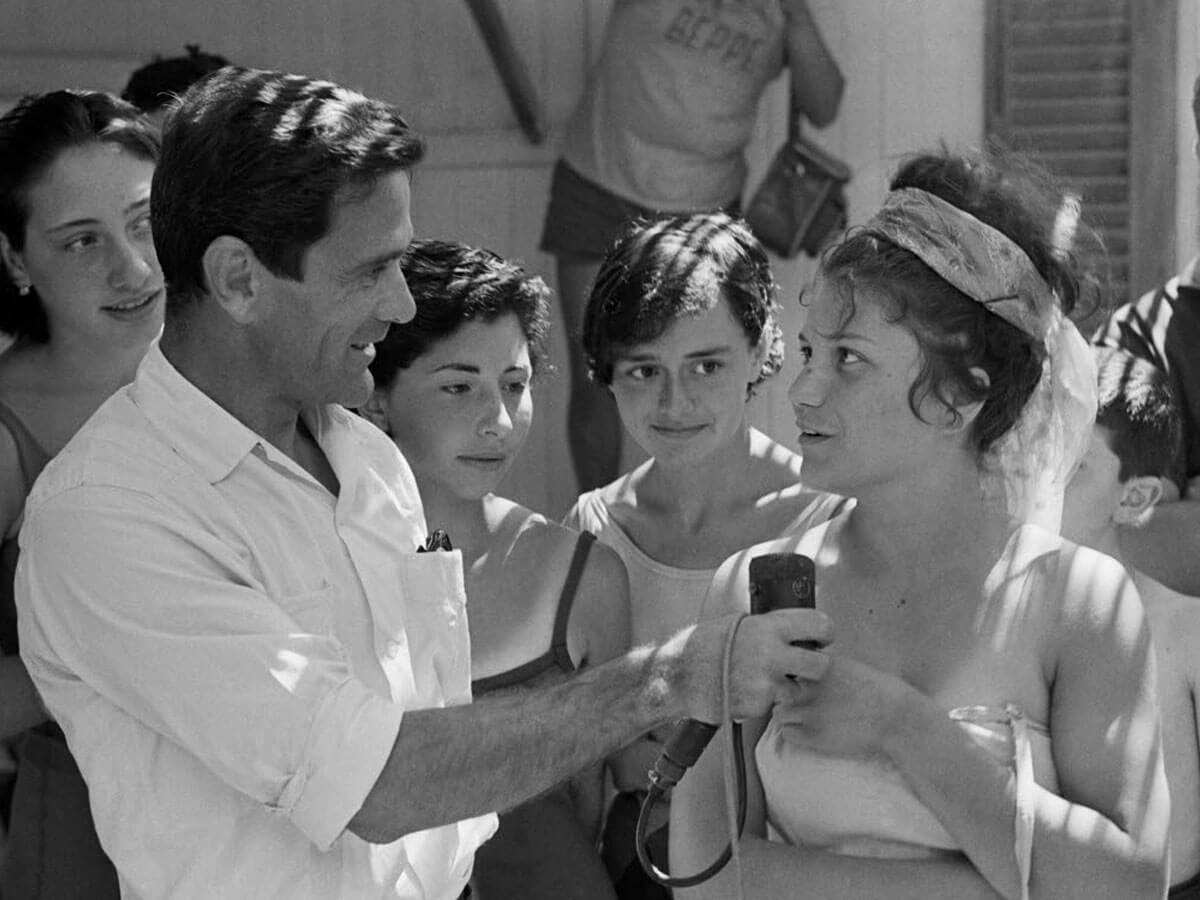 Pasolini mentre gira le testimonianze che avrebbero portato alla sua inchiesta capolavoro "Comizi d'amore"