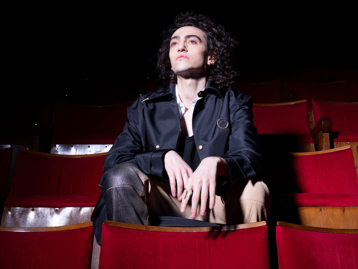 Michele Bravi torna con “Lo ricordo io per te”: il meraviglioso progetto dedicato ai nonni - OFF Michele Bravi 01 - Gay.it