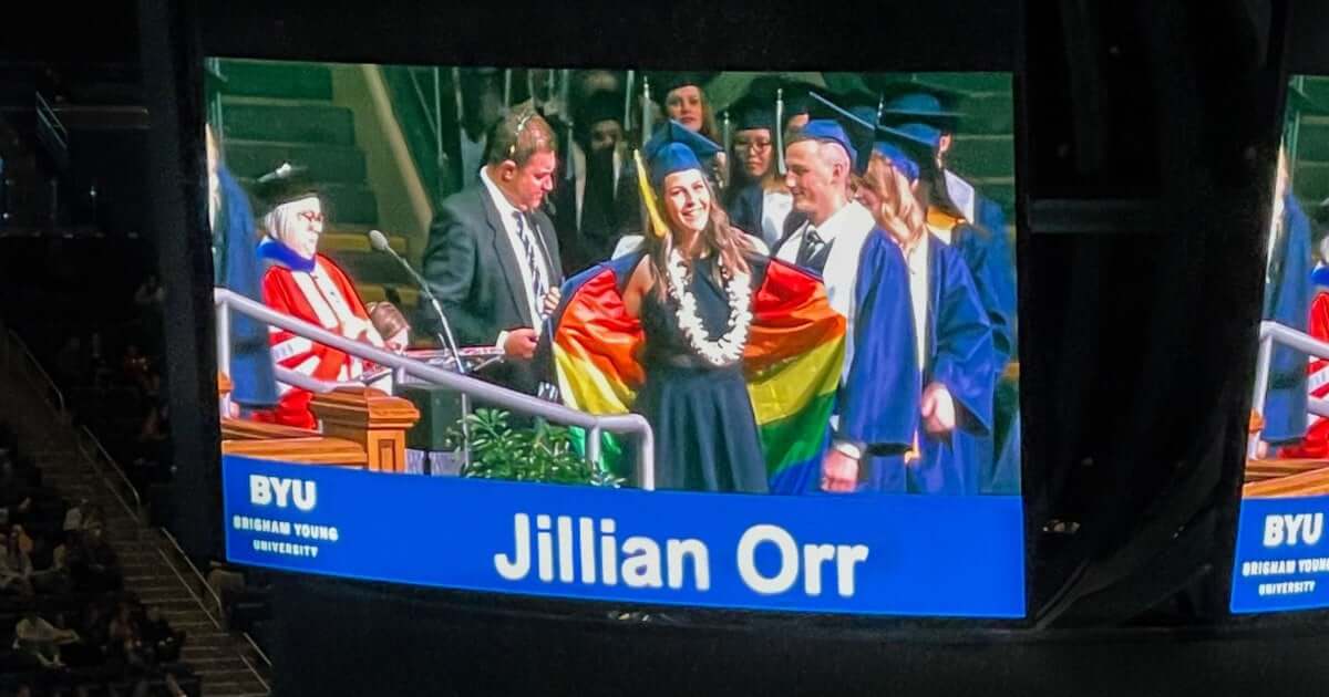Studentessa sfida l’università anti-LGBTQIA+ con una bandiera arcobaleno