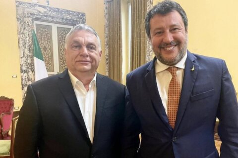 Salvini abbraccia Orbán che va dal Papa, e Pillon fa sue le leggi omotransfobiche d'Ungheria: "Anche in Italia" - Salvini abbraccia Orban - Gay.it