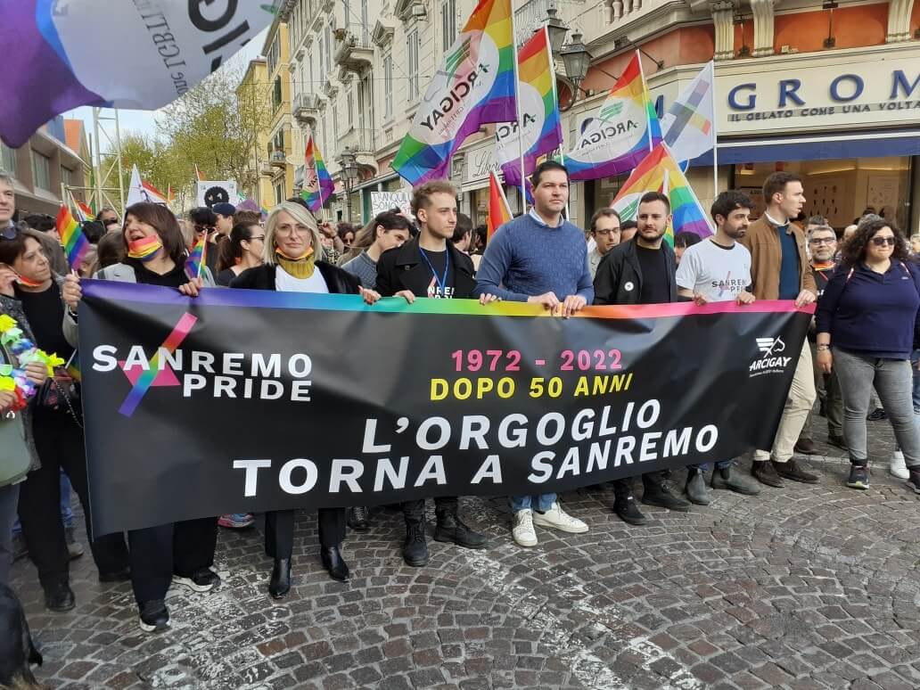 Sanremo Pride 2022, in 3000 hanno dato il via all'Onda Pride - VIDEO - Sanremo Pride 2022 - Gay.it