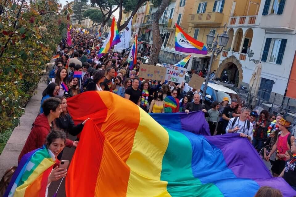 Sanremo Pride 2022, in 3000 hanno dato il via all'Onda Pride - VIDEO - Sanremo Pride cover - Gay.it