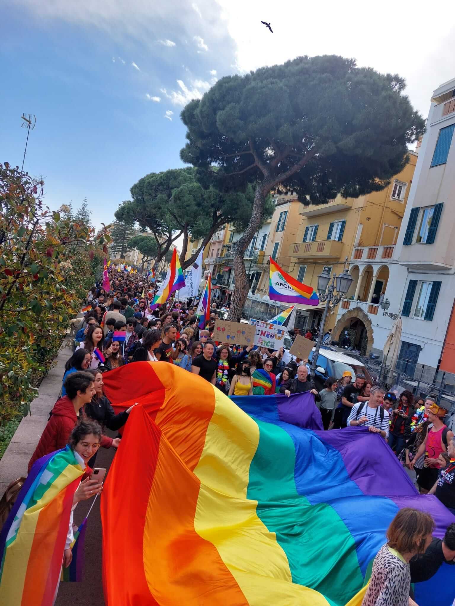 Sanremo Pride 2022, in 3000 hanno dato il via all'Onda Pride - VIDEO - Sanremo Pride - Gay.it