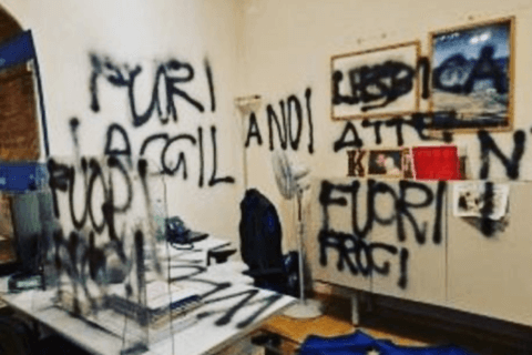 Università di Siena, minacce fasciste e omofobe: "Fuori i fr*ci" - Siena vandali in universita - Gay.it