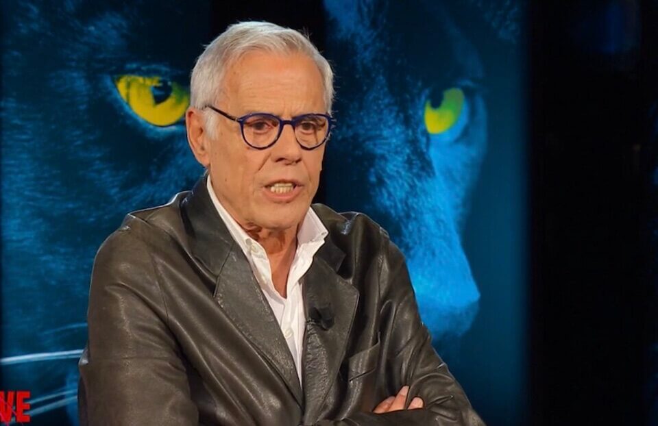 Teo Teocoli a Belve: “Negli anni ’60 c’erano dei travestiti da perdere la testa, Amanda Lear me la sarei fatta” – VIDEO